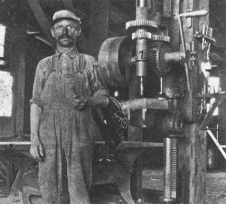 Karel Stupka, bratr kováře Josefa Stupky z Nového Hrozenkova, odjel v roce 1912 do Texasu, kde si v městečku Guy pořídil farmu a zabýval se také kovářskou prací (1920)