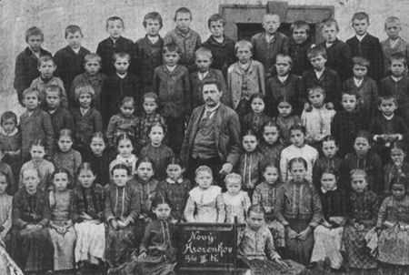 Nejstarší školní fotografie z roku 1897, učitel V. Weishammer