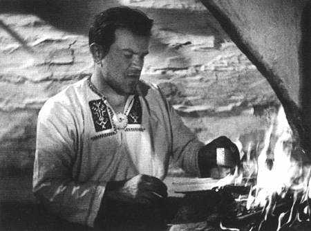 Josef Michalčák opaluje dřevěné hračky na otevřeném ohni ve staré dřevěnici "U Jochců" v Závodí